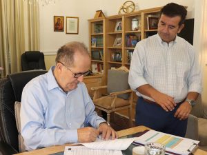 Υπογραφή συμβάσεων τριων έργων από τον περιφερειάρχη Πελοποννήσου Π. Νίκα