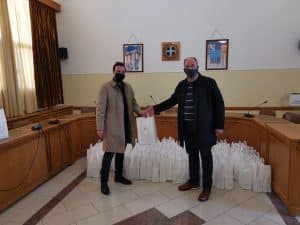 Υλικό ατομικής προστασίας παρέδωσε ο αντιπεριφερειάρχης Κορινθίας στον πρόεδρο του Ιατρικού Συλλόγου του νομού