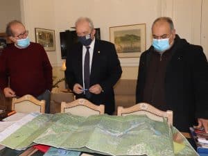 Παραδόθηκε στον περιφερειάρχη Π. Νίκα από τον καθηγητή του ΕΚΠΑ Ευθ. Λέκκα η μελέτη για το Πολυλίμνιο, προοπτική και για μελέτη λιμνοδεξαμενών