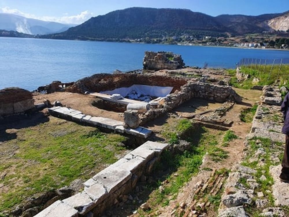 Στις αρχαιολογικές εργασίες στο αρχαίο λιμάνι των Κεγχρεών ο αντιπεριφερειάρχης Κορινθίας Τ. Γκιολής