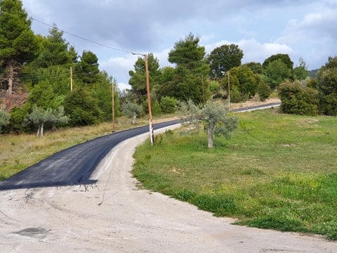 Ασφαλτοστρώθηκαν οι δρόμοι γύρω από την Ι.Μ. Παναγίας Φανερωμένης Χιλιομοδίου