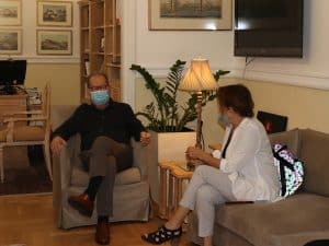Συνάντηση του περιφερειάρχη Π. Νίκα με την σχεδιάστρια φωτισμού Ελευθερία Ντεκώ
