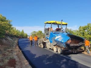 Σε εξέλιξη τα έργα ασφαλτόστρωσης στο επαρχιακό οδικό δίκτυο της Π.Ε. Κορινθίας