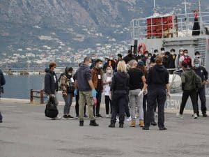 Συνδρομή της Περιφέρειας Πελοποννήσου στους 46 μετανάστες που αποβιβάστηκαν στην Καλαμάτα