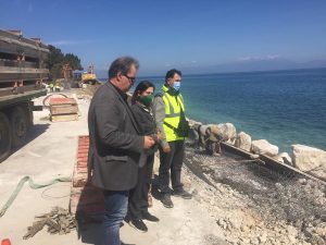 Εργο προστασίας από την θαλάσσια διάβρωση στο Ξυλόκαστρο επιθεώρησε η αντιπεριφερειάρχης Κορινθίας