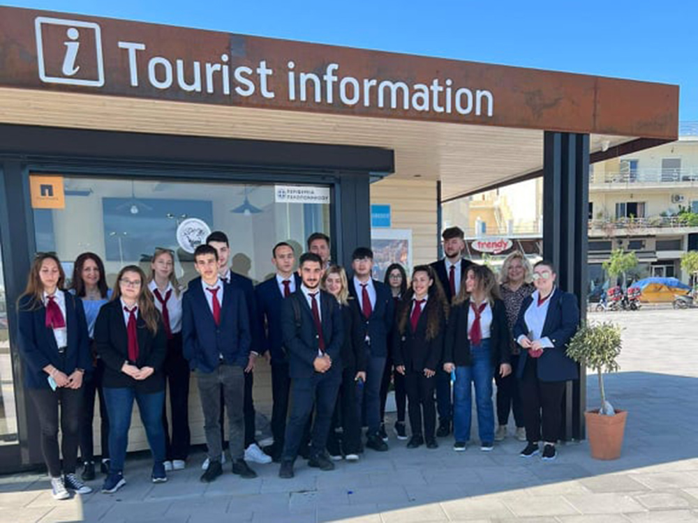 Σπουδαστές του ΙΕΚ Πελοποννήσου (ΣΤΕ) επισκέφθηκαν το περίπτερο τουριστικής πληροφόρησης της Περιφέρειας Πελοποννήσου στο Ναύπλιο