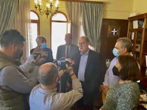 Συμφωνητικά για τον κόμβο του Γκα και το αλιευτικό καταφύγιο στο Βραχάτι υπέγραψε ο περιφερειάρχης Πελοποννήσου Π. Νίκας στην Κόρινθο