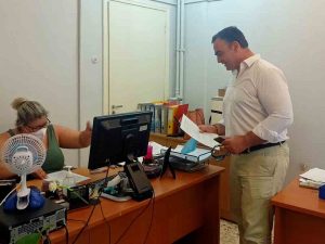 Την πρόταση της Περιφέρειας Πελοποννήσου για την βελτίωση της ασφάλειας στο οδικό της δίκτυο, κατέθεσε σήμερα, Παρασκευή 29 Ιουλίου 2022, στο Υπουργείο Εσωτερικών, ο Αντιπεριφερειάρχης Υποδομών και Μεταφορών Θεόδωρος Βερούτης. Η πρόταση έργων, συνολικού ύψους 23.875.000 ευρώ, με ολοκληρωμένες μελέτες, αφορά στη βελτίωση του οδικού δικτύου και των πέντε Περιφερειακών Ενοτήτων, σε τμήματα οδών και σε κόμβους, που η αναγκαιότητα βελτίωσής τους, έχει κατά καιρούς επισημανθεί, από τις κατά τόπους Υπηρεσίες της Τροχαίας, αλλά και από τις διευθύνσεις Τεχνικών Έργων της Περιφέρειας Πελοποννήσου. Το πρόγραμμα “Βελτίωση Οδικής Ασφάλειας”, χρηματοδοτείται από το Ευρωπαϊκό Ταμείο Ανάκαμψης μέσα από το έργο “Sub2 16631 Πρόγραμμα βελτίωσης οδικής ασφάλειας που είναι ενταγμένο στον 'Αξονα 4.6, με τίτλο: “Εκσυγχρονισμός και βελτίωση της ανθεκτικότητας κύριων κλάδων οικονομίας της χώρας”.