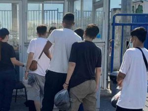 Συνδρομή της Περιφέρειας Πελοποννήσου προς τους 29 πρόσφυγες που αποβιβάστηκαν στην Καλαμάτα