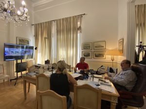 ΚΕΝΤΡΙΚΟ (και Μεσσηνία) Μία ακόμα σύσκεψη υπό τον περιφερειάρχη Πελοποννήσου Π. Νίκα για το θέμα μεταφοράς των μαθητών Η μεταφορά των μαθητών της Περιφέρειας Πελοποννήσου απασχόλησε μία ακόμα σύσκεψη που έγινε υπό τον περιφερειάρχη Παναγιώτη Νίκα, σήμερα Παρασκευή 2 Σεπτεμβρίου. Στη σημερινή σύσκεψη συζητήθηκε ιδιαίτερα η εξυπηρέτηση των μαθητών στον άξονα από Θουρία μέχρι Πολιανή, στην Π.Ε. Μεσσηνία, θέμα το οποίο, όπως έγινε γνωστό, θα αντιμετωπιστεί με συγκεκριμένη εντολή του περιφερειάρχη. Ο Π. Νίκας εκτίμησε ότι μέσα στον Σεπτέμβριο ενδεχομένως να προκύψουν και άλλα θέματα με την μεταφορά των μαθητών ανά Π.Ε., δεδομένου ότι μέσα στον τρέχοντα μήνα αναμένεται να γίνει η οριστικοποίηση του αριθμού των φοιτούντων μαθητών, ενώ θα ξεκινήσει και η λειτουργία των ολοήμερων σχολείων. “Θα γίνεται προσπάθεια να επιλύονται τα όποια προβλήματα μέσα στον συντομότερο δυνατό χρόνο και πάντα προς το συμφέρον των μαθητών. Πρέπει, ωστόσο, να γίνει αντιληπτό από όλους ότι οι υπάλληλοι δεν μπορούν να κινηθούν εκτός του ορισμένου από την πολιτεία θεσμικού πλαισίου” σημείωσε ο περιφερειάρχης, για να προσθέσει στη συνέχεια: “Οσον αφορά σε ιδιαίτερα -και ενδεχομένως ακραία- προβλήματα που θα προκύπτουν, θα αντιμετωπίζονται κατά περίπτωση, ακόμα και με εντολή περιφερειάρχη, ο οποίος έχει την τελική ευθύνη”.