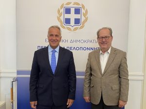 Περίπτερο της Περιφέρειας Πελοποννήσου στην κεντρική πλατεία της Μεσσήνης