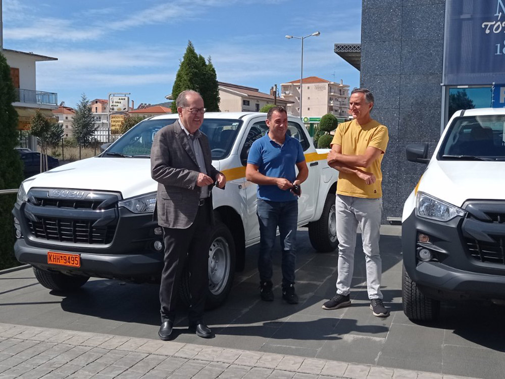 Παραδόθηκαν τα δύο πρώτα οχήματα 4x4 για την Περιφερειακή Ενότητα Αρκαδίας