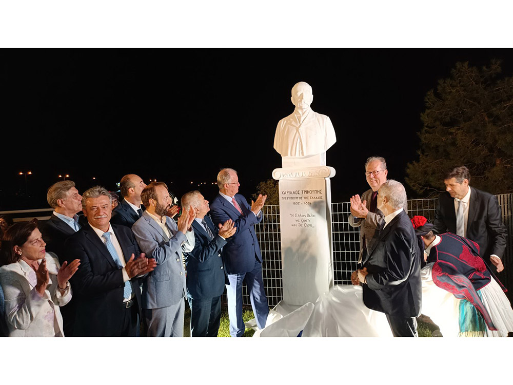 Αποκαλυπτήρια της προτομής του Χαριλάου Τρικούπη που ανήγειρε η Περιφέρεια Πελοποννήσου στην περιοχή του Ισθμού της Κορίνθου