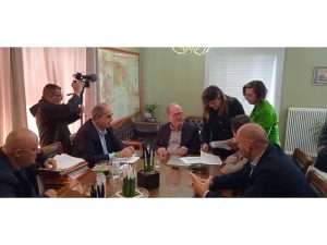 Υπογράφηκε από τον περιφερειάρχη Πελοποννήσου Π. Νίκα το συμφωνητικό για την β΄ φάση του έργου αποκατάστασης βλαβών στη νότια παράκαμψη του Αργους