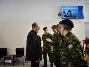 Ευχές και πρωτοχρονιάτικα κάλαντα από στρατεύσιμους στον περιφερειάρχη Πελοποννήσου Π. Νίκα -“το δημόσιο δεν αποτελεί ‘έπαθλο’ για τον νικητή των εκάστοτε εκλογών” δήλωσε ο περιφερειάρχης