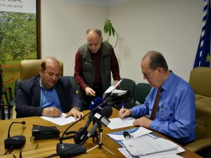 Σειρά έργων βελτίωσης της ασφάλειας του εθνικού και επαρχιακού οδικού δικτύου στην Π.Ε. Μεσσηνίας υλοποιούνται από την Περιφέρεια Πελοποννήσου. Ειδικότερα, με δύο συμβάσεις που υπέγραψε ο περιφερειάρχης Πελοποννήσου Παναγιώτης Νίκας, το βράδυ σήμερα, Πέμπτη 27 Απριλίου, στα γραφεία της Π.Ε. Μεσσηνίας, στην Καλαμάτα, ξεκινούν άμεσα δύο σημαντικά έργα στην εν λόγω Περιφερειακή Ενότητα. Η πρώτη σύμβαση αφορά στο με προϋπολογισμό 3.115.000 ευρώ έργο βελτίωσης -κυρίως του εθνικού, αλλά και του επαρχιακού- οδικού δικτύου της Μεσσηνίας, με χρηματοδότηση που προέρχεται από το υπουργείο Εσωτερικών και το Ταμείο Ανάκαμψης. Η δεύτερη σύμβαση που υπέγραψε απόψε ο περιφερειάρχης Π. Νίκας αφορά στο προϋπολογισμού 360.000 ευρώ έργο ολοκλήρωσης της ασφάλειας του δρόμου Πλατάνια – πέτρινη γέφυρα Νέδας. Επιπλέον, ο περιφερειάρχης γνωστοποίησε ότι υπάρχουν ακόμα 8 εκ ευρώ για την Π.Ε. Μεσσηνίας -που μπορεί να αυξηθούν σε 9-, για επιπλέον έργα βελτίωσης εθνικού και επαρχιακού οδικού δικτύου. Η ΣΥΜΒΑΣΗ ΤΩΝ 3,1 ΕΚ ΕΥΡΩ Τα έργα που περιλαμβάνονται στην σύμβαση των 3,1 εκ ευρώ στη Μεσσηνία αφορούν, ειδικότερα: α) Εθνική Οδός 7 Καλαμάτα - Τσακώνα o Τμήμα 1: Χ.Θ. 17+733 έως Χ.Θ. 18+703, Αγιος Κωνσταντίνος - Αρφαρά o Τμήμα 2: Χ.Θ. 23+600 έως Χ.Θ. 23+900, κόμβος εισόδου σε Βιομηχανική Περιοχή Μελιγαλά - κόμβος Κατσαρού β) Εθνική Οδός 9Α Τσακώνα - Καλό Νερό o Τμήμα 1: Χ.Θ. 2+300 έως Χ.Θ. 2+600, κόμβος Οιχαλίας (εθνική οδός 9Α – επαρχιακή οδός Φίλια - Μερόπη) o Τμήμα 2: Χ.Θ. 6+000 έως Χ.Θ. 6+417, ανάμεσα σε οικισμούς Ζευγολατιού - Καλλιρρόης o Τμήμα 3: Χ.Θ. 16+500 έως Χ.Θ. 16+800, κόμβος Δωρίου o Τμήμα 4: Χ.Θ. 17+800 έως Χ.Θ. 17+942, ανάμεσα σε οικισμούς Δωρίου - Κοπανακίου o Τμήμα 5: Χ.Θ. 19+800 έως Χ.Θ. 20+800, κατά μήκος του οικισμού Κοπανακίου o Τμήμα 6: Χ.Θ. 22+800 έως Χ.Θ. 23+205, μεταξύ κόμβων Νέας Αγριλιάς και Γλυκορριζίου o Τμήμα 7: Χ.Θ. 25+200 έως Χ.Θ. 25+775 o Τμήμα 8: Χ.Θ. 25+900 έως Χ.Θ. 26+225 o Τμήμα 9: Χ.Θ. 29+110 έως Χ.Θ. 29+278 o Τμήμα 10: Χ.Θ. 29+850 έως Χ.Θ. 29+965 o Τμήμα 11: Χ.Θ. 30+700 έως Χ.Θ. 30+985 γ) Εθνική Οδός 9 Πύργος - Μεθώνη o Τμήμα 1: Χ.Θ. 55+400 έως Χ.Θ. 55+600, μεταξύ Καλού Νερού και Κυπαρισσίας, στον κόμβο προς οικισμό Ράχες o Τμήμα 2: Χ.Θ. 66+200 έως Χ.Θ. 66+400, μεταξύ Κυπαρισσίας και Φιλιατρών, στον κόμβο προς οικισμό Σπηλιάς o Τμήμα 3: Χ.Θ. 72+450 έως Χ.Θ. 73+200, μεταξύ Κυπαρισσίας και Φιλιατρών, πλησίον κόμβου διασταύρωσης με παλιά εθνική οδό 9 δ) Εθνική Οδός 82 Καλαμάτα - Πύλος o Τμήμα 1: Χ.Θ. 23+800 έως Χ.Θ. 24+500, μεταξύ Ριζόμυλου και Νερόμυλου o Τμήμα 2: Χ.Θ. 24+700 έως Χ.Θ. 25+040, μεταξύ Ριζόμυλου και Νερόμυλου o Τμήμα 3: Χ.Θ. 25+200 έως Χ.Θ. 25+450, μεταξύ Ριζόμυλου και Νερόμυλου o Τμήμα 4: Χ.Θ. 26+490 έως Χ.Θ. 27+400, μεταξύ Νερόμυλου και Καζάρμας o Τμήμα 5: Χ.Θ. 27+685 έως Χ.Θ. 27+850, μεταξύ Νερόμυλου και Καζάρμας o Τμήμα 6: Χ.Θ. 35+800 έως Χ.Θ. 36+430, πλησίον του οικισμού Σουληναρίου o Τμήμα 7: Χ.Θ. 41+300 έως Χ.Θ. 41+405, μεταξύ Χανδρινού και Πύλου o Τμήμα 8: Χ.Θ. 41+500 έως Χ.Θ. 41+585, μεταξύ Χανδρινού και Πύλου ε) Επαρχιακή Οδός 1 Καλαμάτα - Καρδαμύλη o Τμήμα 1: Χ.Θ. 4+800 έως Χ.Θ. 4+890, εντός του ευρύτερου πολεοδομικού συγκροτήματος της Καλαμάτας (περιοχή Βέργας) o Τμήμα 2: Χ.Θ. 7+400 έως Χ.Θ. 7+738, στην περιοχή της Βέργας o Τμήμα 3: Χ.Θ. 10+600 έως Χ.Θ. 11+080 στ) Επαρχιακή Οδός 15 Φιλιατρά - Μαραθούπολη o Τμήμα 1: Χ.Θ. 2+500 έως Χ.Θ. 7+554, ανάμεσα στην πόλη των Φιλιατρών και τον οικισμό της Μαραθούπολης στ) Επαρχιακή Οδός 9 Ριζόμυλος - Κορώνη o Τμήμα 1: Χ.Θ. 20+800 έως Χ.Θ. 21+205, ανάμεσα στους οικισμούς Βουναρίων και Νέας Κορώνης o Τμήμα 2: Χ.Θ. 21+500 έως Χ.Θ. 21+765, ανάμεσα στους οικισμούς Βουναρίων και Νέας Κορώνης ζ) Συντήρηση και αποκατάσταση ασφάλειας οδοφωτισμού σε όλο το υπεραστικό δίκτυο της ΠΕ Μεσσηνίας Στο πλαίσιο των πιο πάνω έργων, εκτελούνται οι εξής εργασίες: • Αντικατάσταση ασφαλτικής επιφανείας με αντιολισθηρή ασφαλτική στρώση σε κρίσιμα οδικά τμήματα • Τοποθέτηση στηθαίων ασφαλείας βάσει ΟΜΟΕ-ΣΑΟ. • Τοποθέτηση οριοδεικτών προς οριοθέτηση οδού. • Τοποθέτηση οριοδεικτών, διαχωριστικών κυκλοφορίας πλησίον κόμβων • Τοποθέτηση ανακλαστήρων οδοστρώματος (μάτια γάτας μονής ή διπλής όψης). • Εκσκαφή σε πρανή για βελτίωση συνθηκών ορατότητας • Ακουστικές ταινίες οδοστρώματος • Εγκατάσταση ηλεκτροφωτισμού σε επικίνδυνα σημεία του υπεραστικού δικτύου • Συντήρηση ηλεκτροφωτισμού σε επικίνδυνα σημεία του υπεραστικού δικτύου • Αντικατάσταση φωτιστικών σωμάτων με νέα τύπου LED για εξοικονόμηση ενέργειας