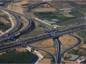 Αμεση παρέμβαση απαιτείται σε σιδηροδρομική γέφυρα, στην περιοχή του ανισόπεδου κόμβου Παραδεισίων στον αυτοκινητόδρομο Α7