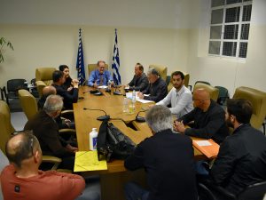 Το έργο βελτίωσης του οδικού άξονα Μεσσήνη – Λάμπαινα, στη Μεσσηνία, απασχόλησε την σύσκεψη η οποία υπό τον περιφερειάρχη Πελοποννήσου Παναγιώτη Νίκα έγινε το βράδυ σήμερα Πέμπτη 27 Απριλίου, στα γραφεία της Π.Ε. Μεσσηνίας, στην Καλαμάτα. Στην αποψινή σύσκεψη, στην οποία εξετάστηκαν τρόποι προκειμένου να ξεπεραστούν με νόμιμο τρόπο τα προβλήματα που έχουν προκαλέσει στο εν λόγω έργο οι ελλείψεις της μελέτης, συμμετείχαν επίσης, μεταξύ άλλων, οι αντιπεριφερειάρχες Μεσσηνίας Ανδρέας Τσουκαλάς, Διοίκησης, Οικονομίας, Παιδείας, Δίκαιης Μετάβασης (Μεγαλόπολη) και ΣΔΙΤ Απορριμμάτων Χρήστος Λαμπρόπουλος και Τουρισμού Αννα Καλογεροπούλου, ο δήμαρχος Μεσσήνης Γιώργος Αθανασόπουλος, ο αντιδήμαρχος Μεσσήνης Δημήτρης Γαλιάτσος, ο πρόεδρος και ο διευθυντής της ΔΕΥΑ Μεσσήνης Νίκος Δουρούμης και Δημήτρης Λεμπέσης αντίστοιχα, καθώς επίσης και υπηρεσιακά στελέχη από τις Διευθύνσεις Τεχνικών Εργων της έδρας και της Περιφερειακής Ενότητας Μεσσηνίας. Ως “έργο με πολλά προβλήματα” χαρακτήρισε ο περιφερειάρχης Πελοποννήσου Π. Νίκας το συγκεκριμένο, τονίζοντας ότι απαιτείται επιπλέον πίστωση ύψους 1 εκ ευρώ για τον αγωγό ύδρευσης της Μεσσήνης, χρήματα τα οποία πρόκειται να διαθέσει η Περιφέρεια. Παράλληλα, ο περιφερειάρχης γνωστοποίησε ότι υπέγραψε σήμερα την απόφαση που αφορά στην διαδικασία των απαλλοτριώσεων για το συγκεκριμένο έργο, ως προς την καταβολή των αποζημιώσεων η οποία πρόκειται να ξεκινήσει από την ερχόμενη εβδομάδα.