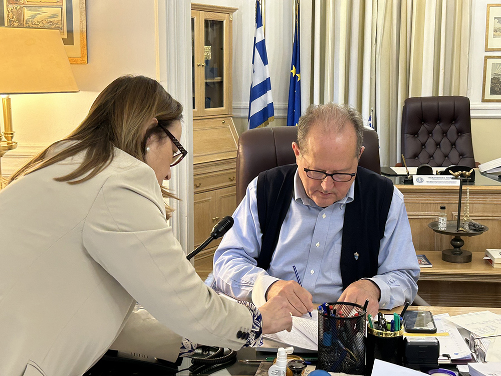 Συμβολαιογραφικές πράξεις για εκτάσεις στη Νυμφασία υπέγραψε ο περιφερειάρχης Πελοποννήσου Π. Νίκας ώστε να προχωρήσει η δημιουργία του Αθλητικού Κέντρου Γορτυνίας
