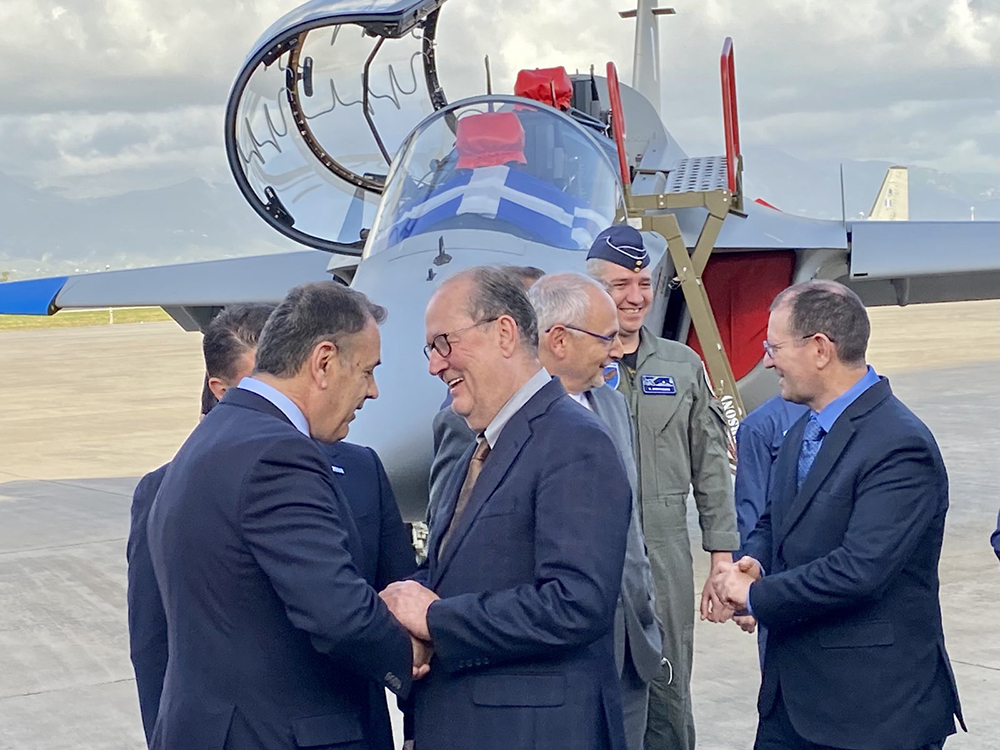 Ο περιφερειάρχης Πελοποννήσου Π. Νίκας στην επίσημη υποδοχή στην 120 ΠΕΑ των δύο υπερσύγχρονων εκπαιδευτικών αεροσκαφών Μ-346