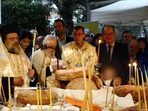 Στον Εσπερινό στον ναό Αγίων Κωνσταντίνου και Ελένης, στην Καλαμάτα, ο περιφερειάρχης Πελοποννήσου Π. Νίκας