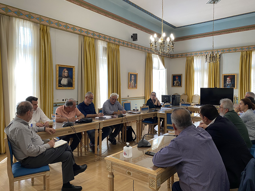 Σύσκεψη υπό τον περιφερειάρχη Πελοποννήσου Π. Νίκα για το έργο προστασίας του λιμανιού της Πλάκας, στο Λεωνίδιο