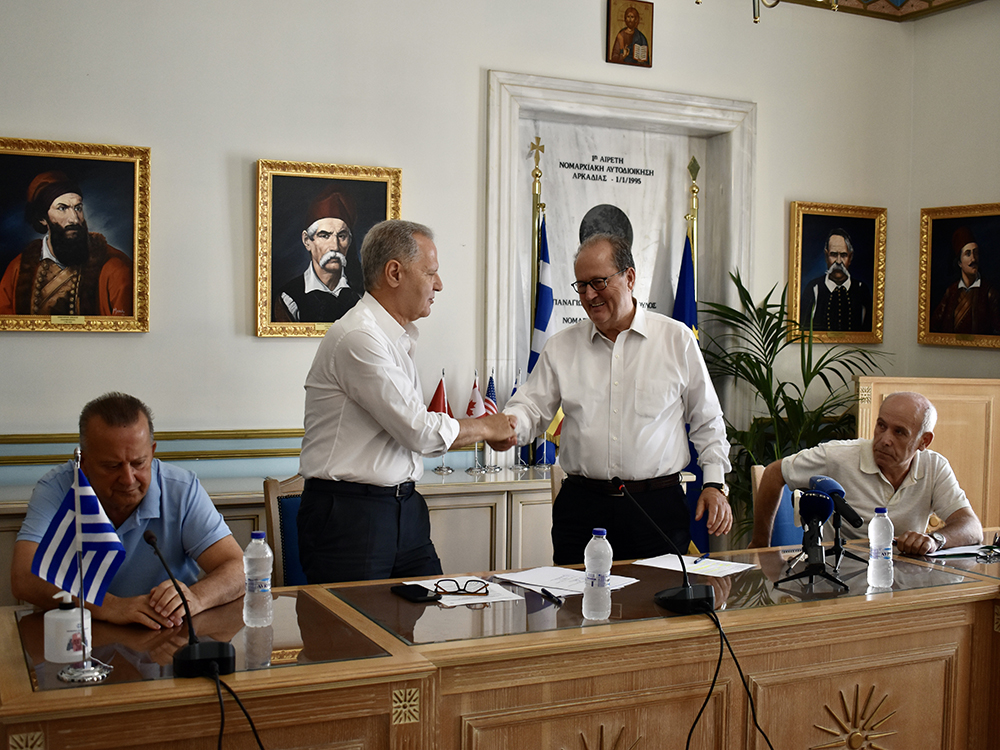 Προγραμματική σύμβαση μεταξύ Περιφέρειας Πελοποννήσου και ΕΛΓΟ - ΔΗΜΗΤΡΑ για εφαρμογή τεχνολογιών γεωπληροφορικής και αυτοματισμών στην δακοκτονία υπέγραψε ο περιφερειάρχης Π. Νίκας