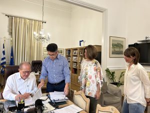 Συμβάσεις για το προσωπικό που θα στελεχώσει το infokiosk της Περιφέρειας στο Ναύπλιο υπέγραψε ο περιφερειάρχης Πελοποννήσου Π. Νίκας