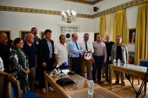 Παραδόθηκαν απινιδωτές από την Περιφέρεια Πελοποννήσου σε δήμους από όλες τις Π.Ε.