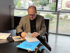 Υπογράφηκε από τον περιφερειάρχη Πελοποννήσου Π. Νίκα η σύμβαση για τον ηλεκτροφωτισμό στο γήπεδο  των Αμυκλών, στον Δήμο Σπάρτης