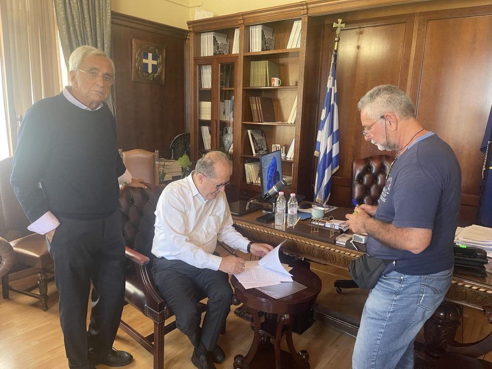 Υπογραφή σύμβασης από τον περιφερειάρχη Πελοποννήσου Π. Νίκα στην Κορινθία