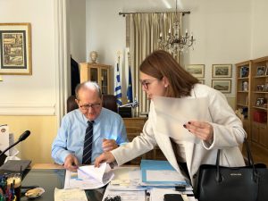 Υπογραφή συμβάσεων από τον περιφερειάρχη Πελοποννήσου Π. Νίκα
