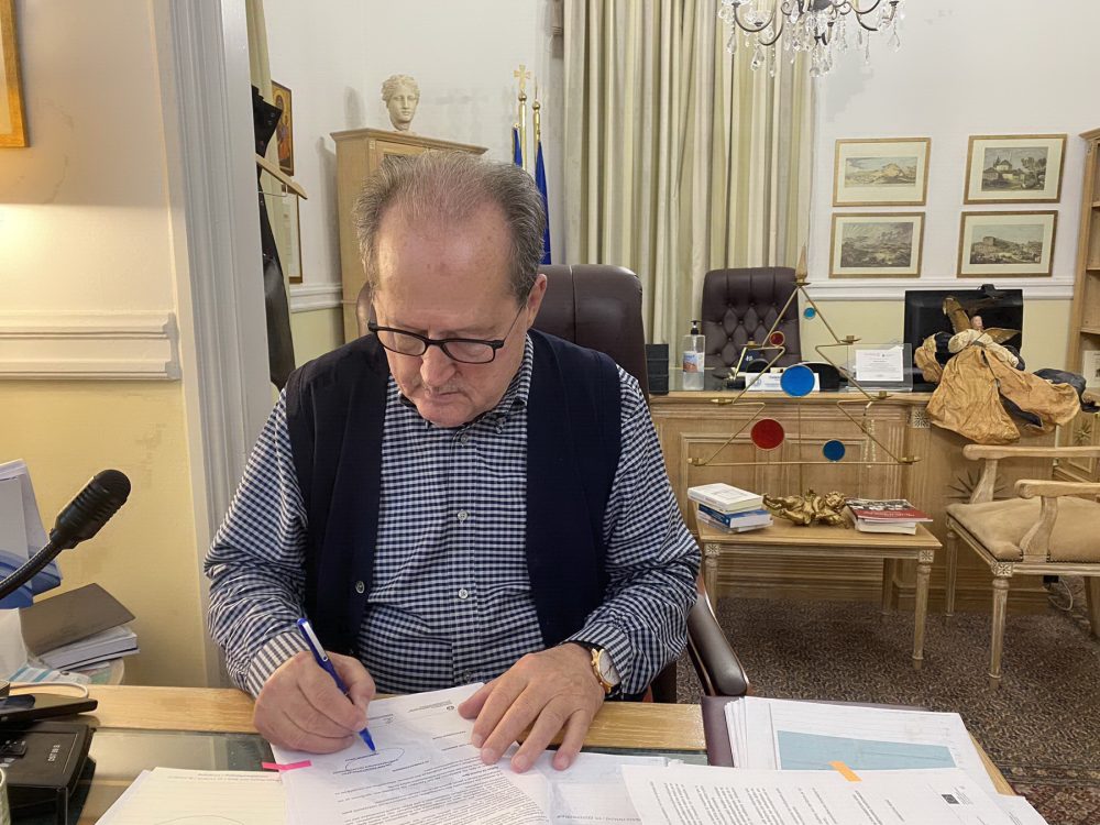 Ο περιφερειάρχης Πελοποννήσου Π. Νίκας υπέγραψε το εργολαβικό συμφωνητικό για την αναβάθμιση του Λαογραφικού Μουσείου στο Ζυγοβίστι