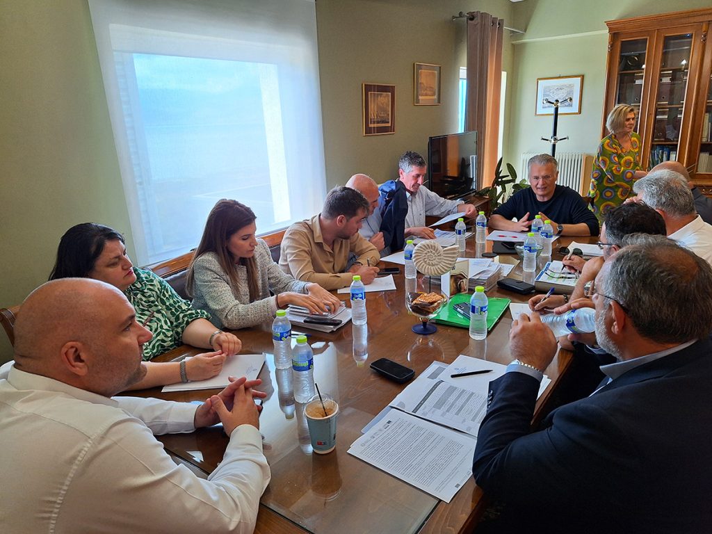 Σύσκεψη εργασίας του Περιφερειάρχη Δημήτρη Πτωχού με τους Δημάρχους Δημήτρη Ορφανό, Γιάννη Γεωργόπουλο και Τάσο Χρόνη