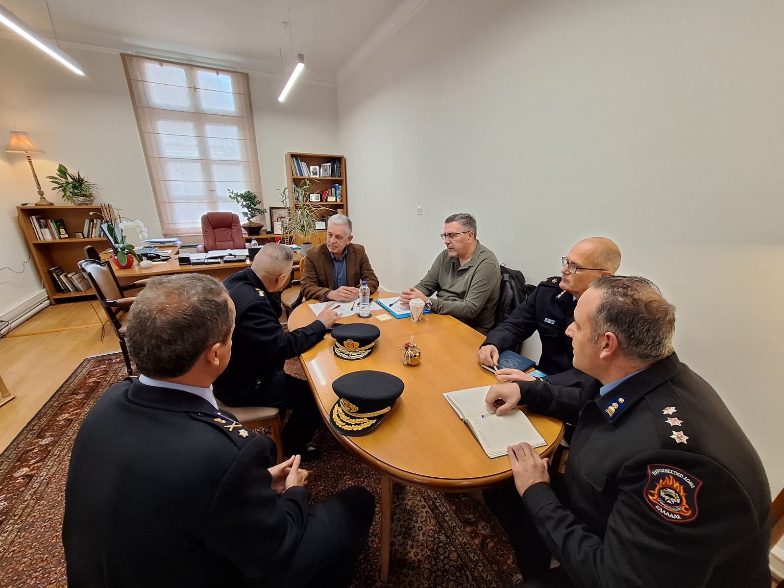 Συνάντηση συντονισμού και ενημέρωσης στην έδρα της Περιφέρειας Πελοποννήσου με τον Υποστράτηγο Συντονιστή Επιχειρήσεων Πυροσβεστικού Σώματος - Συνάντηση συντονισμού και ενημέρωσης στην έδρα της Περιφέρειας Πελοποννήσου με τον Υποστράτηγο Συντονιστή Επιχειρήσεων Πυροσβεστικού Σώματος
