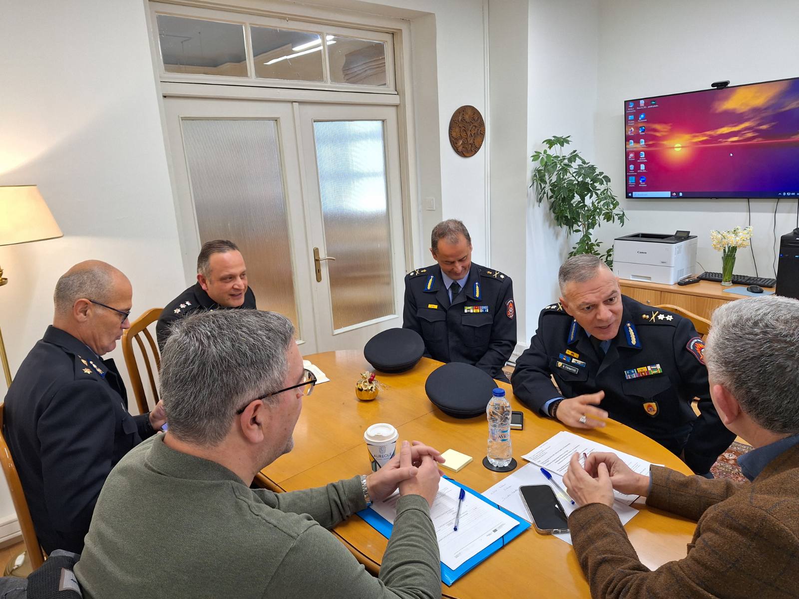 Συνάντηση συντονισμού και ενημέρωσης στην έδρα της Περιφέρειας Πελοποννήσου με τον Υποστράτηγο Συντονιστή Επιχειρήσεων Πυροσβεστικού Σώματος - sinantisi sintonistiko arkadia 2 2025 4