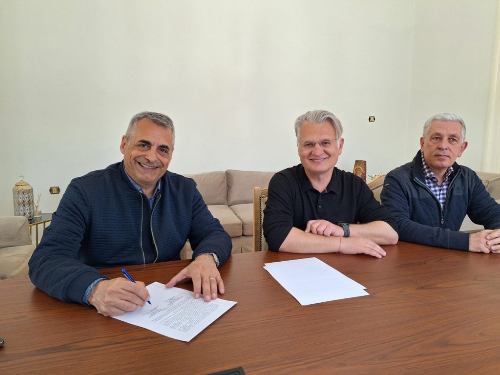Ypografi programmatikis symvasis gia ton fotismo tou Enosiakou Gipedou EPS Arkadias sti Nestani 2