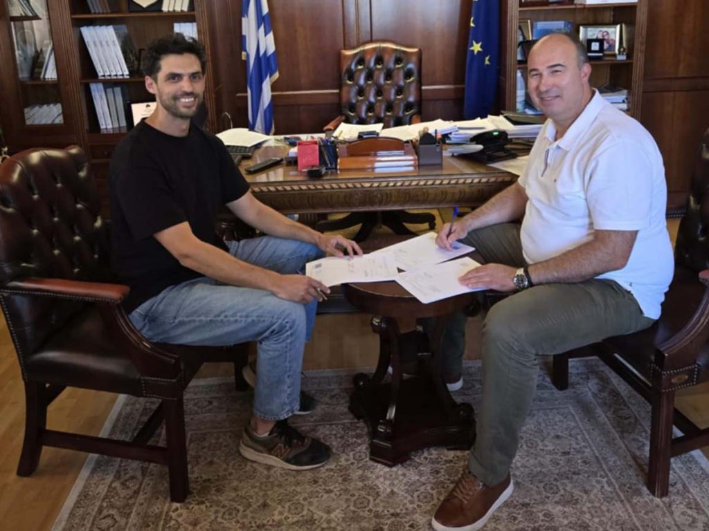 Υπογραφή σύμβασης από την Περιφέρεια Πελοποννήσου για την προμήθεια του εξοπλισμού στο «Γεύμα Αγάπης» της Ιεράς Μητρόπολης Κορίνθου