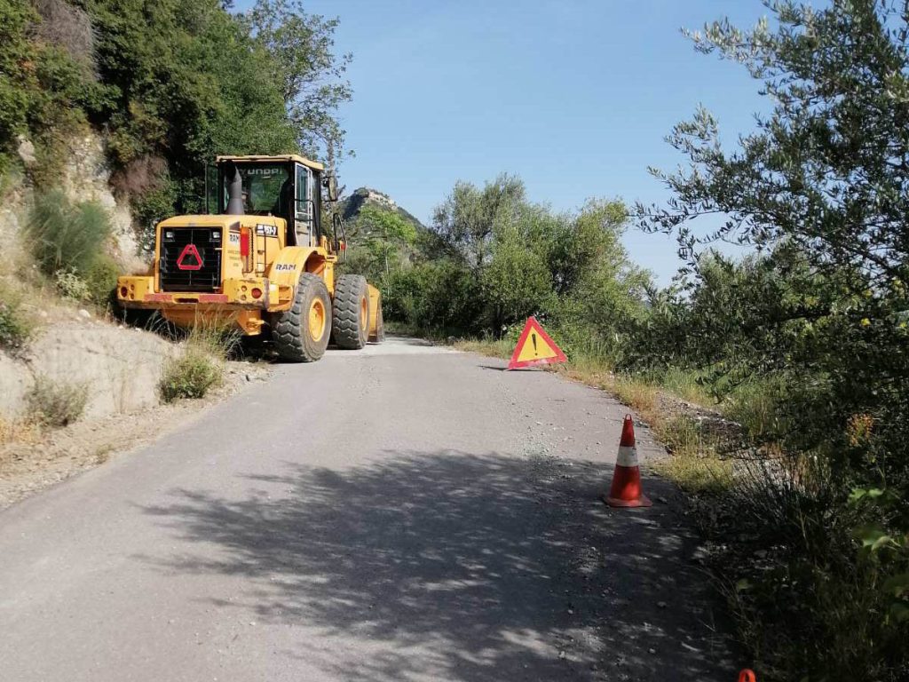 Συνεχίζονται οι παρεμβάσεις καθαρισμού των ερεισμάτων των οδών σε Ταΰγετο και Πάρνωνα από την ΠΕ Λακωνίας
