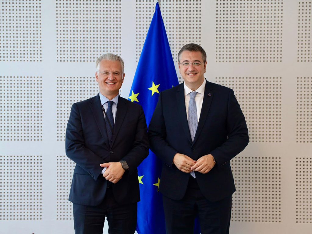 Synantisi tou Perifereiarchi Peloponnisou Dimitri Ptochou me ton Ellina Epitropo Apostolo Tzitzikosta stis Vryxelles 1