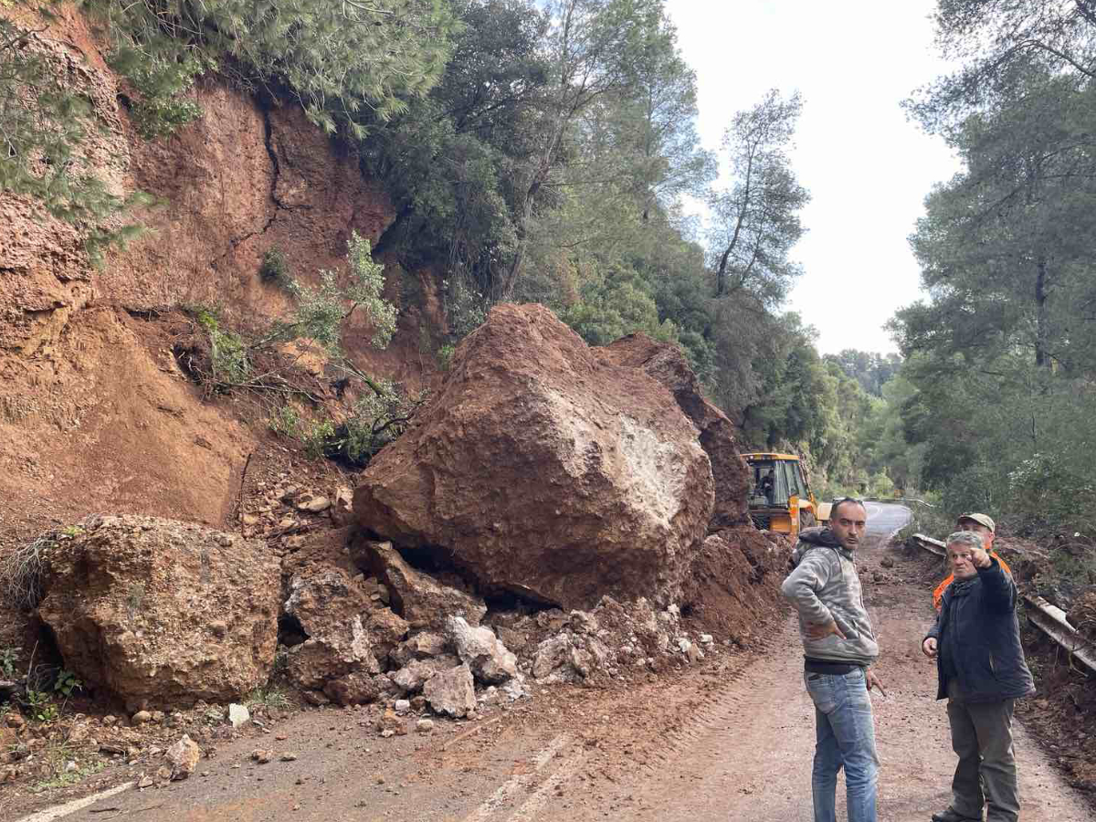 Κατολίσθηση στον οδικό άξονα Τρίπολης – Πύργου | Άμεση κινητοποίηση της Περιφέρειας για την αποκατάσταση της κυκλοφορίας - Κατολίσθηση στον οδικό άξονα Τρίπολης – Πύργου | Άμεση κινητοποίηση της Περιφέρειας για την αποκατάσταση της κυκλοφορίας