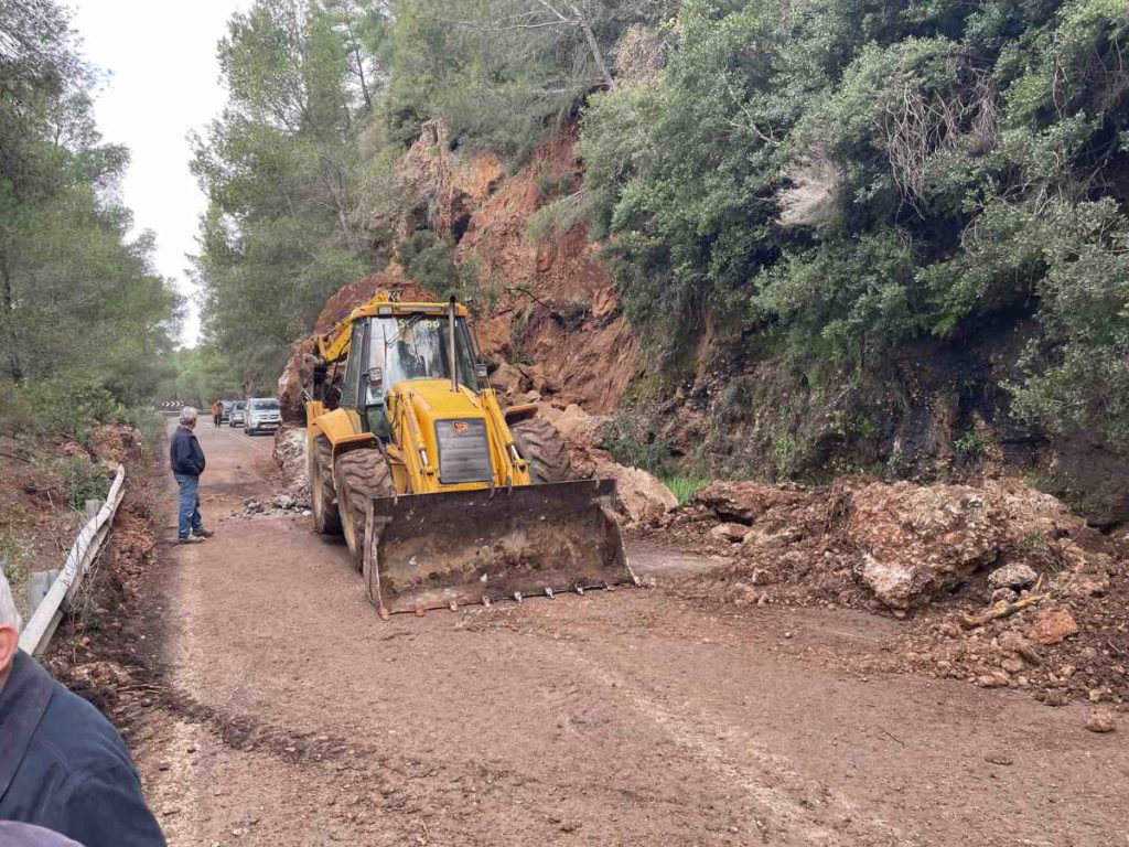 Κατολίσθηση στον οδικό άξονα Τρίπολης – Πύργου | Άμεση κινητοποίηση της Περιφέρειας για την αποκατάσταση της κυκλοφορίας