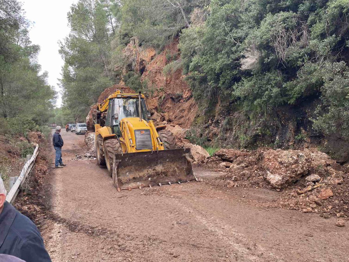 Κατολίσθηση στον οδικό άξονα Τρίπολης – Πύργου | Άμεση κινητοποίηση της Περιφέρειας για την αποκατάσταση της κυκλοφορίας - katolisthisi paremvasi 2