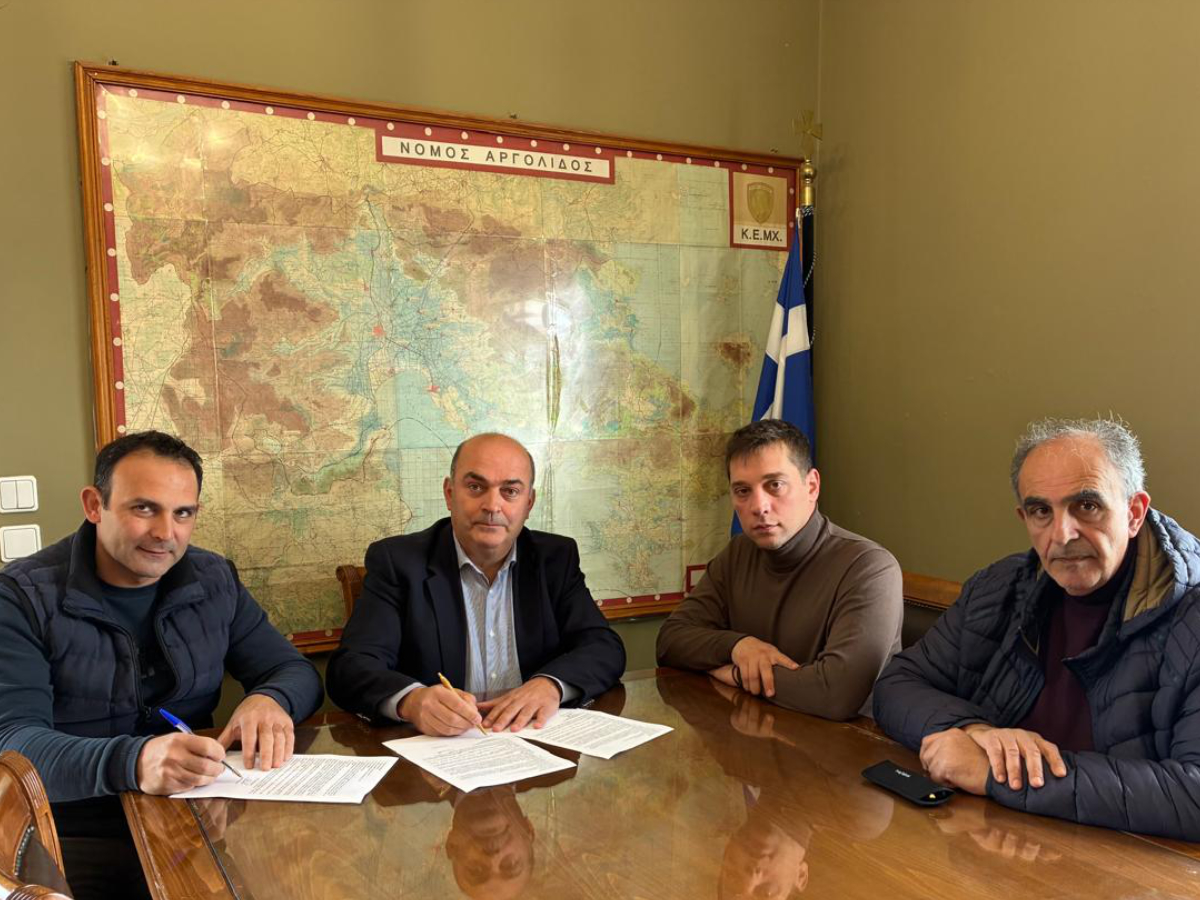 Υπογραφή συμβάσεων για ηλεκτροφωτισμό οδικού δικτύου και αποκατάσταση αντλίας στον Ανάβαλο από την Περιφέρεια Πελοποννήσου