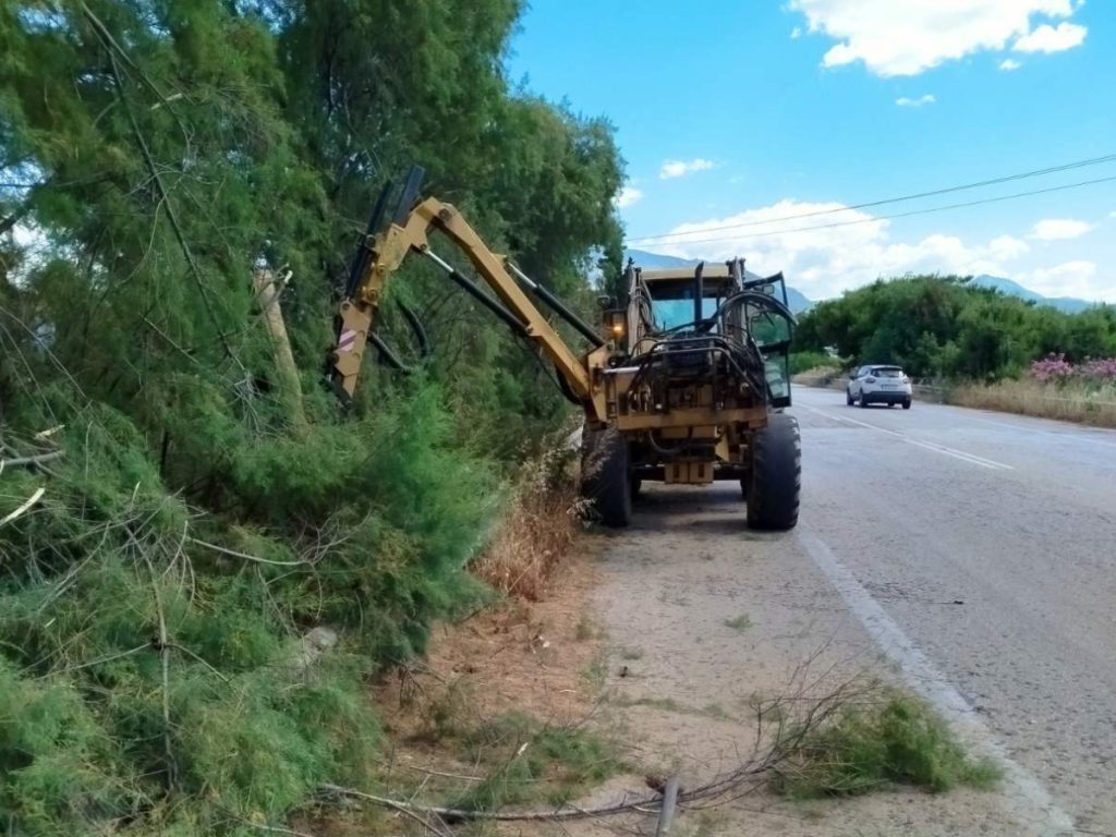 Εντατικοί καθαρισμοί στο οδικό δίκτυο της Κορινθίας από την Περιφέρεια Πελοποννήσου