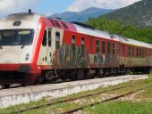 Παραδόθηκε στην Περιφέρεια από τον ΟΣΕ η μελέτη σκοπιμότητας για την αναβάθμιση της σιδηροδρομικής γραμμής Κορίνθου – Ναυπλίου